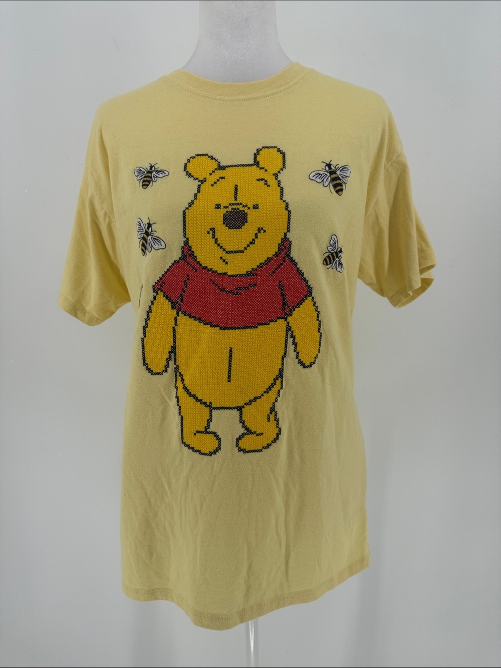 Disney Winnie the Pooh Bee Graphic Yellow T-Shirt Size Small Cottagecore